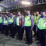 Apel pasukan Polrestabes Surabaya dan Polsek Jajaran menyambut Nataru di halaman Maspion Square, Jalan Ahmad Yani, Sabtu (14/12) malam.