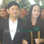 Bupati Arifin dan Istrinya Novita Hardiny saat hadir di upacara adat Dam Bagong. foto: HERMAN/ BANGSAONLINE