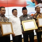 PENGHARGAAN: Bupati Sidoarjo Saiful Ilah saat menerima Anugerah Literasi Prioritas di Kantor Kemendikbud di Jakarta, Senin (20/3). foto: Dinas Kominfo Sidoarjo