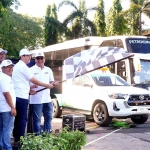 Direktur Utama Petrokimia Gresik, Daconi Khotob (kanan) bersama jajaran direksi saat memberangkatkan mudik aman berbagi harapan 2026. foto: ist.