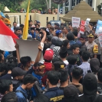 Aksi demo mahasiswa di depan gedung Pemkab Jember.