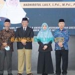 Nadhirotul Laily (dua dari kanan) usai dilantik menjadi Rektor UMG. Foto: SYUHUD/BANGSAONLINE