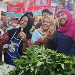 
Calon Gubernur Jawa Timur Nomor Urut 2 Khofifah Indar Parawansa saat menyapa para pedang di pasar Pahing Rngkut. Foto: devi fitri afriyanti/BANGSAONLINE.com