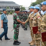 Panglima TNI Marsekal TNI Hadi Tjahjanto, S.IP saat memberikan ucapan selamat kepada para personel Satgas  MTF TNI Konga XXVIII-J Unifil.