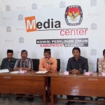Ketua KPU Nganjuk Agus Rahman, bersama empat komisioner dan Ketua Panwas saat menggelar konferensi pers. foto: BAMBANG D J/BANGSAONLINE