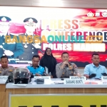 Kapolres Madiun saat konferensi pers ungkap kasus pencurian tembaga trafo. Foto: Hendro Suhartono/BANGSAONLINE