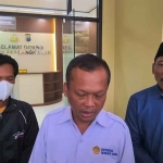 Rektor UTM saat memberi keterangan kepada awak media di Mapolres Bangkalan.