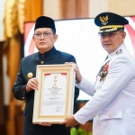 Pj Gubernur Adhy Karyono saat melantik Aries Agung Paewai sebagai Pj Wali Kota Batu. (ist)