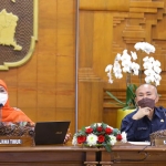 Gubernur Khofifah saat rakor bersama bupati/wali kota se-Jatim yang dilaksanakan secara virtual di Gedung Negara Grahadi, Surabaya.