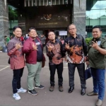 M Munif Ridhwan (dua dari kanan) bersama tim kuasa hukum Yani-Alif dan  tim pemenangan saat di MK. Foto: ist.