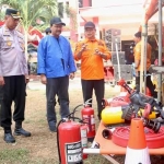 Wali Kota Pasuruan Saifullah Yusuf (dua dari kanan) saat mengecek peralatan pemadam kebakaran.