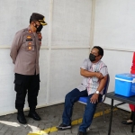 Kapolresta Sidoarjo AKBP Kusumo Wahyu Bintoro (dua dari kiri) saat berbincang dengan pemohon SIM yang hendak menjalani vaksinasi.