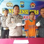 Kapolsek Balongbendo Kompol Sugeng Purwanto sedang menunjukkan barang bukti berupa handphone milik tersangka.