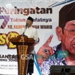KH Salahuddin Wahid (Gus Solah) saat memberikan sambutan dalam acara puncak peringatan haul ke-7 Gus Dur di Ponpes Tebuireng Jombang, Sabtu (7/1) malam.
foto : RONY SUHARTOMO/ BANGSAONLINE