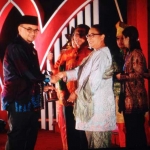 Wakil Bupati saat menerima penghargaan Kota Layak Anak.