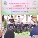 Wali Kota Pasuruan Saifullah Yusuf (Gus Ipul) memantau penyaluran bansos untuk warga Kelurahan Bugul Lor, Kecamatan Panggung Rejo pada jumat (6/8/2021).