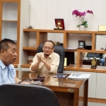 Ketua DPD Golkar Gresik Ahmad Nurhamim bersama Ketua DPC PD Gresik Eddy Santoso saat diskusi membahas koalisi parpol poros tengah. foto: SYUHUD/ BANGSAONLINE