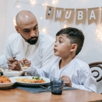  Makan bersama keluarga menjadi salah satu tradisi Hari Raya Idul Fitri.