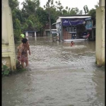 Banjir di Benjeng masuk ke rumah-rumah warga. foto: istimewa/ Mohammad Aris