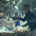 Ketua Caretaker DPD AMPI Kota Kediri, Pramudya Ananta Permana, ketika menyalurkan paket sembako.