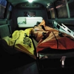 Kedua jenazah pasutri sedang dievakuasi dengan menggunakan mobil ambulans.