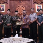 Gubernur Jawa Timur Dr. H Soekarwo menyerahkan Surat Perintah Tugas (SPT) Kepada Wakil Bupati Malang Sanusi untuk menjalankan tugas dan wewenang Bupati Malang di Grahadi. foto: ist