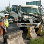 Petugas saat mengevakuasi truk yang terlibat kecelakaan di Jalan Tol Sidoarjo menuju arah Porong.