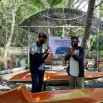 Mahasiswa Politeknik Negeri Banyuwangi (Poliwangi) berhasil menciptakan canoe flat bottom (perahu kano) tahan api dengan mengaplikasikan material komposit. (foto: ist)