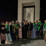 Prof Dr KH Asep Saifuddin Chalim, MA foto bersama dengan jemaah umrah Auva Trarvel di monomen  Syuhada