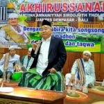 Prof Dr KH Asep Saifuddin Chalim, MA, saat memberikan ceramah di acara Akhirussanah Jamiyah Amnaniyyah Sirojuth Tholibiin Jampes Denpasar Bali, Sabtu (26/3/2022). Foto: MMA/ BANGSAONLINE