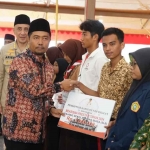 Penyerahan beasiswa untuk pelajar atau mahasiswa berprestasi di Bangkalan.