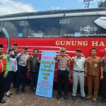 Petugas dari Satlantas Polres Kediri Kota saat ramp check bus dalam pelaksanaan Operasi Keselamatan Semeru 2026. Foto; Ist