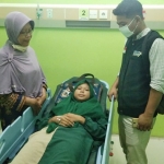 Husna Faiqoh sedang ditemani ibunya (Khotimah) dan Kepala YDSF Gresik Aries Munandar, saat menjalani perawatan di RSUD Ibnu Sina. foto: ist