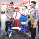 Kapolres Blitar AKBP Adewira Negara Siregar memberikan hadiah berupa sepeda dan uang pembinaan kepada Rayhan. 