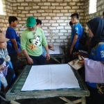 Para mahasiswa belajar langsung cara pembuatan batik di Desa Klampar, Pamekasan.