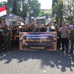 Kapolres Magetan AKBP Raden Erik Bangun Prakasa bersama warga PSHW.