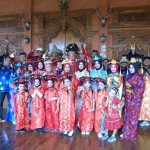 Kades Kedungpriing Priono dan istri mengenakan pakaian kerajaan bersama keluarga dan perangkat desa menjadi  peserta karnaval akbar. FOTO: ist.