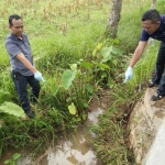 Petugas menunjukkan lokasi ditemukannya korban.