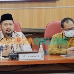 Bupati Gresik, Fandi Akhmad Yani (kiri), bersama sekretaris daerah, Achmad Washil Miftachul Rachman. Foto: SYUHUD/BANGSAONLINE