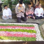 
Kapolres Jombang AKBP Eko Bagus Riyadi saat berdoa di komplek makam Gus Dur sebelum melakukan baksos.
