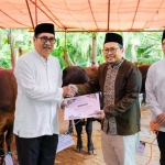 Direktur Utama Petrokimia Gresik, Daconi Khotob (kiri) menyerahkan hewan kurban. foto: ist.
