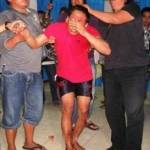 Salah satu pelaku perampokan yang meringis kesakitan saat digelandang petugas. foto: haris/BANGSAONLINE