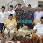 Letjen TNI (Purn) Prabowo Subianto foto bersama dengan Prof Dr KH Asep Saifuddin Chalim, MA, saat berkunjung ke Pondok Pesantren Amanatul Ummah Pacet Mojokerto, Ahad (21/5/2023). Foto: M Mas