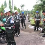 Pemeriksaaan kelengkapan berkendara anggota TNI yang dipimpin diawasi langsung oleh Dansubdenpom V/4-1 Sidoarjo, Lettu CPM A Nasution di halaman Kivkav 3 , kemarin. foto: khumaidi/BangsaOnline