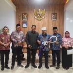 Wali Kota Kediri, Abdullah Abu Bakar (pegang tongkat), dan Wali Kota Bengkulu, Helmi Hasan (pegang pecut), bersama jajaran Pemkot Bengkulu. Foto: Ist