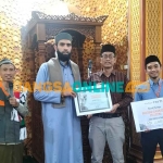 Kepala Satuan Pendidikan SMAN 2 Batu, Anto Dwi Cahyono, saat foto bersama usai menyerahkan donasi untuk warga Palestina. Foto: AGUS SALIMULLAH/BANGSAONLINE