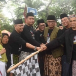 Wakil Wali Kota Kediri, Qowimuddin Thoha (pakai rompi), saat melepas keberangkatan Jalan Sehat Santri dalam rangka memperingati Hari Santri 2025. Foto: Ist