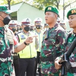 Danrem 084/BJ, Brigjen TNI Terry Tresna Purnama, saat memimpin apel gelar pasukan dalam rangka pengamanan kunjungan kerja Presiden Joko Widodo ke Jawa Timur.