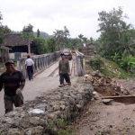 Kondisi jembatan darurat yang masih diberlakukan buka-tutup. foto: ist