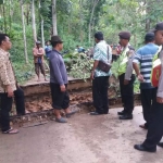 Kondisi jembatan di Desa Tanggulangin, Kecamatan Montong, Kabupaten Tuban yang terputus, Kamis (21/2) kemarin.